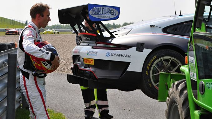 Podívejte se, jak dopadl vítěz z Le Mans Timo Berhnmard v prvním mosteckém závodě šampionátu ADAC GT Masters 2019.