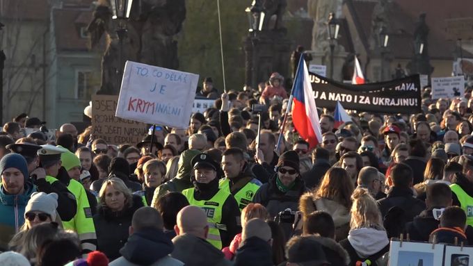Průvod Proti lži a nenávisti směřuje k Václavskému náměstí v tisících