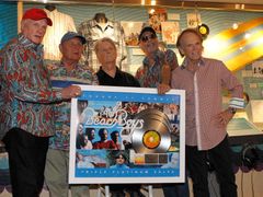 The Beach Boys (Mike Love, Bruce Johnston, Brian Wilson, David Marks a Al Jardine) pozují s trojnásobně platinovou deskou za album Sounds Of Summer: The Very Best Of The Beach Boys při otevření speciální expozice v Muzeu Grammy v Los Angeles. (18. září 2012)