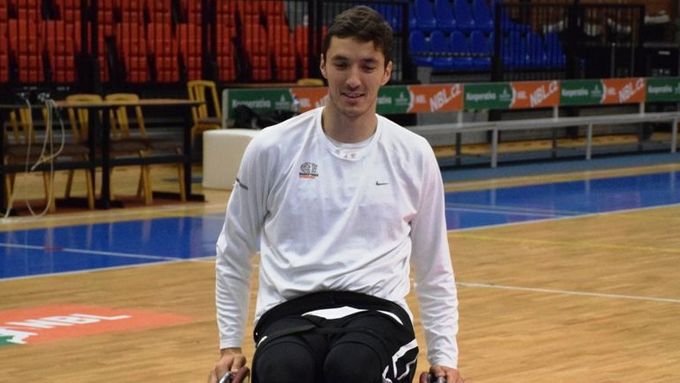Český reprezentant Jiří Welsch doposud nevěděl nic o basketbalu na vozíku. To se teď snaží změnit.