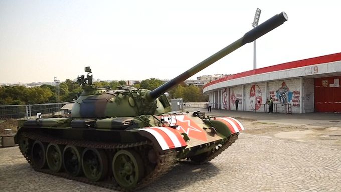 Fanoušci CZ Bělehrad zaparkovali před stadionem tank