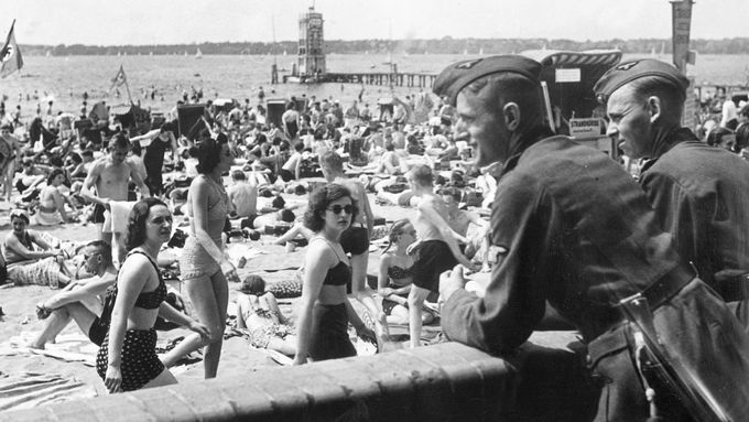 Horký den na pláži u jezera Wannsee, 1940.