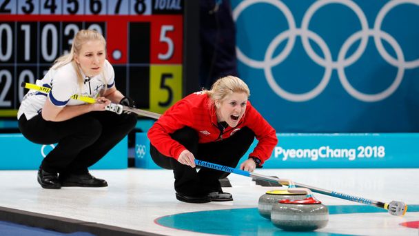Curlingový mix na OH v Koreji 2018: Kristin Skaslienová (Norsko) a Oona Kausteová (Finsko)
