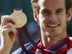 Takhle s medailí z Londýna pózoval britský tenista Andy Murray. Zanedlouho se objevila fotke, kde visela na krku jeho psa.