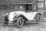 1923 - Tatra T11 slavného konstruktéra Hanse Ledwinky se stala prvním modelem automobilky, který využíval páteřový nosný rám a měl vzadu výkyvné polonápravy