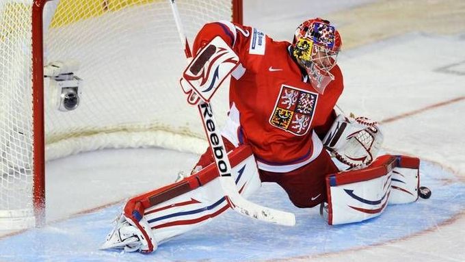 Petr Mrázek loni uchvátil svými výkony na juniorském šampionátu hokejový svět. Češi letos hledají náhradu v silné dvojici brankářů toužících po NHL.