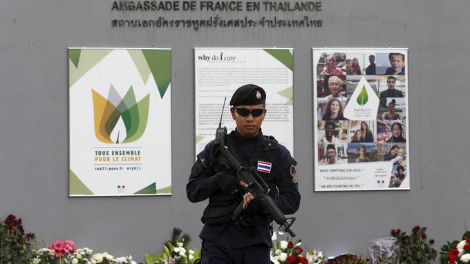 Thajský policista před francouzským velvyslanectvím v Bangkoku.