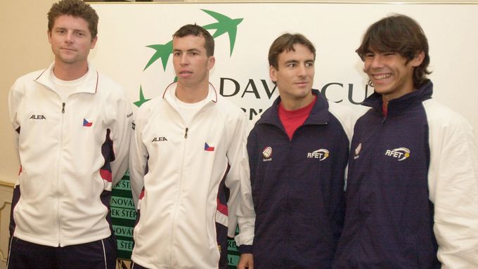 Davis Cup, Brno 2004. Španělé přes úvodní porážku Rafaela Nadala (vpravo) nakonec vyhráli 3:2. Jiří Novák stojí vlevo, vedle něho Radek Štěpánek.