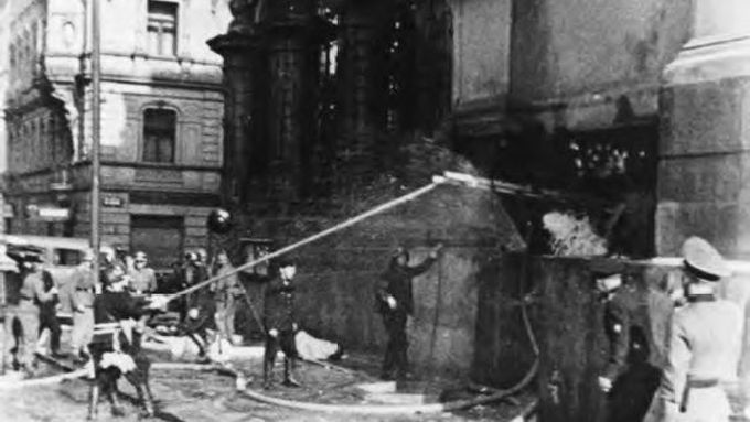 18. června 1942: Boj sedmi parašutistů v kostele Cyrila a Metoděje se chýlí ke konci. Hasiči vytahují z okénka krypty žebřík, jímž se parašutisté snažili zabránit vytápění svého úkrytu.