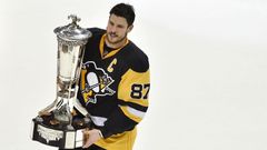 Útočník Pittsburghu Sidney Crosby s trofejí pro vítěze Východní konference.