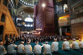 První modlitba v Hagii Sofii: Křesťanské ikony zakryly plachty, Erdogan četl z koránu