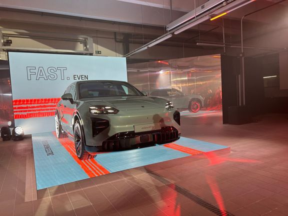 Cayenne ohromuje výkonem 850 kW a zrychlením 2,5 sekundy na 100 km/h.