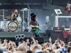 Kytarista Slash při pražském koncertu.