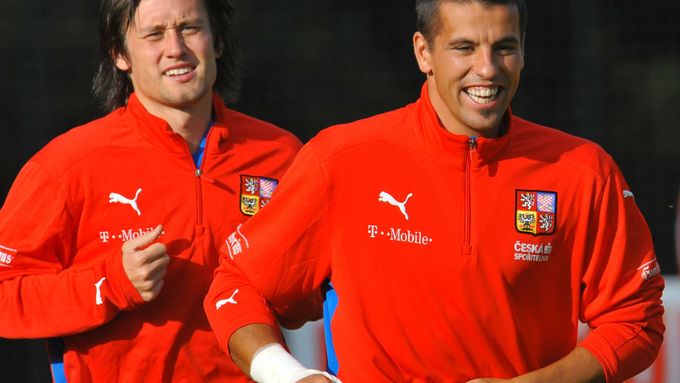 Tomáš Rosický a Milan Baroš patřili v minulosti k tahounům české reprezentace. Nyní končí své kariéry ve svých mateřských klubech.