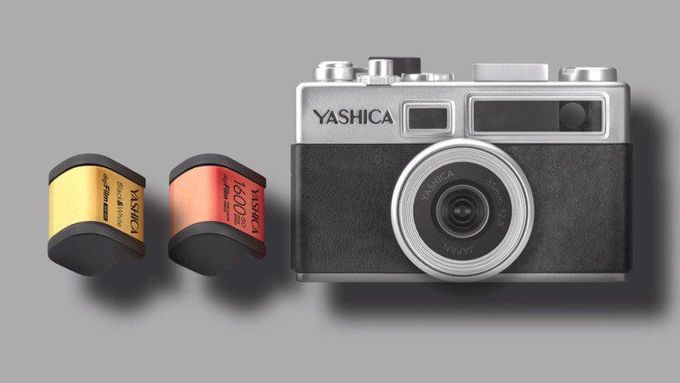 Nová Yashica Y35 a krabičky s "digitálním filmem".