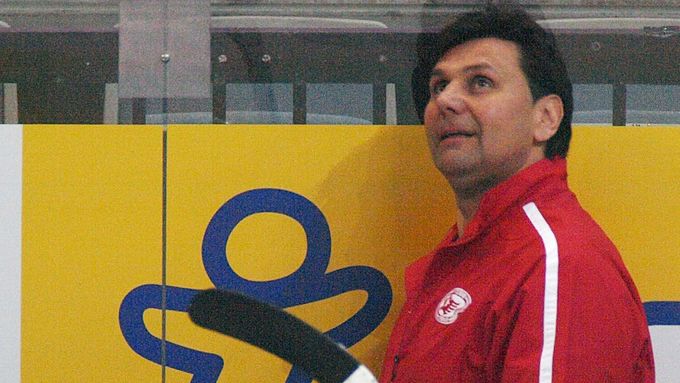 Vladimír Růžička se loučí po čtrnácti letech se střídačkou Slavie. Sešívaní totiž za tři minuty v Pardubicích ztratili rozehraný zápas, přišli o čtvrtfinále a taky celou sezonu.