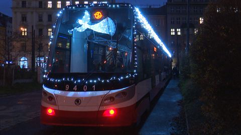 VIDEO: Vánoce jsou tady. Po Praze jezdí tramvaj ověšená žárovkami