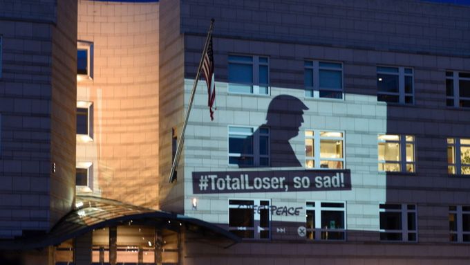 Aktivisté z organizace Greenpeace promítli na americkou ambasádu v Berlíně vzkaz Donaldu Trumpovi.