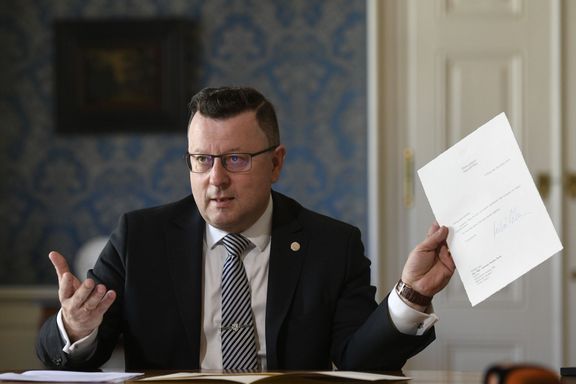 Ministr Antonín Staněk ukazuje dopis, v němž mu prezident Miloš Zeman oznamuje, že se rozhodl nepřijmout jeho rezignaci.