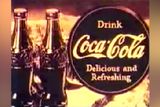 První reklamy na Coca-Colu se promítaly v amerických kinech od konce 30. let. Jedna z nejstarších reklam vsadila na slogan “Žízeň se už na nic neptá."
