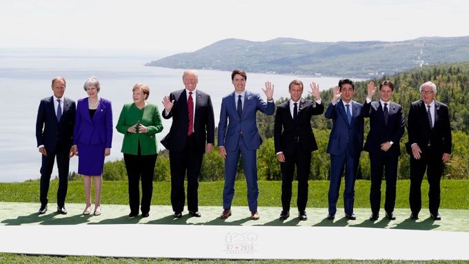Lídři G7 a EU v Kanadě. Zleva Donald Tusk, Theresa Mayová, Angela Merkelová, Donald Trump, Justin Trudeau, Emmanuel Macron, Šinzó Abe, Giuseppe Conte, Jean-Claude Juncker