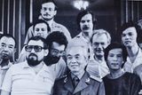 S vietnamským generálem Võ Nguyênem Giápem (Syruček za jeho levým ramenem) a dalšími novináři na konci 60. let.