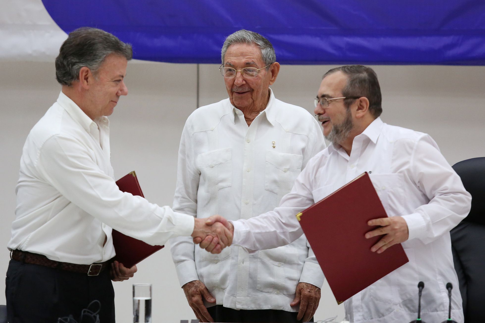 Kolumbijský prezident Juan Manuel Santos a vůdce rebelů FARC Rodrigo Londono podepisují dohodu o příměří