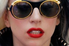 Lady Gaga začíná bojovat o nejprodávanější desku roku