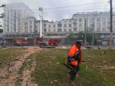 Při ruském náletu na centrum Dnipra zemřelo osm lidí, v Rusku se zřítil bombardér