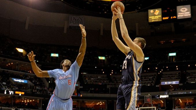 Hvězda Memphisu Marc Gasol střílí na koš Los Angeles Clippers.