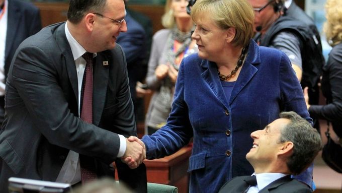 Petr Nečas na summitu EU. Zdraví se s "motorem" unie, tandemem Angela Merkelová (německá kancléřka) a Nicolas Sarkozy (francouzský prezident).