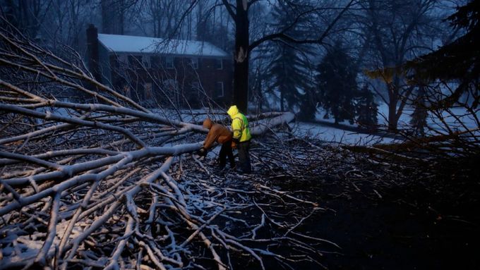 Hurikán se prohnal okresem Marple Township v Pensylvánii. Padající stromy zabily několik lidí.