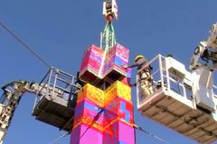 Nejvyšší věž z lega stojí v Tel Avivu. Tisíce lidí ji postavily jako památku na osmiletého chlapce