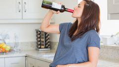 Alkoholismus, žena, víno, alkohol