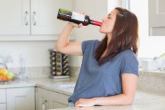 Ženy dohnaly v pití alkoholu muže. Musí se změnit prevence, varuje studie