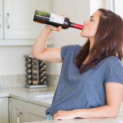 Alkoholismus, žena, víno, alkohol