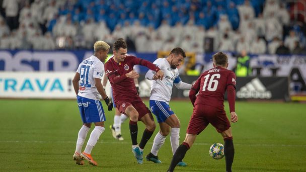 20. kolo Fortuna:Ligy, FC Baník Ostrava - AC Sparta Praha: Milan Baroš v souboji o míč