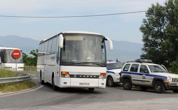 Běžence jsou z tábora odváženi v autobusech.