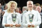 Kateřina Siniaková a Barbora Krejčíková s trofejemi pro vítězky Wimbledonu