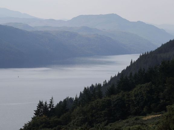 Pohled na Loch Ness ze sídla Bunloit Rewilding ve Skotsku.