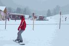 Policie pátrá po lyžaři, který po střetu nepomohl zraněnému dítěti