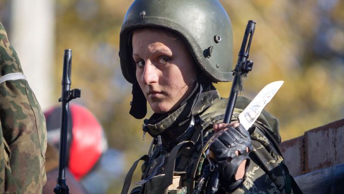 Separatistická vojákyně u letiště v Doněcku.