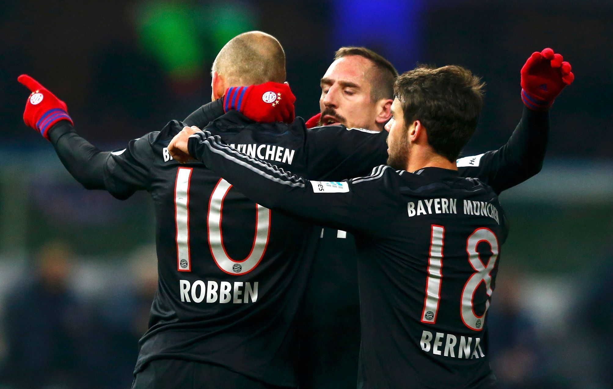 Bayern Mnichov: Arjen Robben, Franck Ribéry a Juan Bernat slaví gól