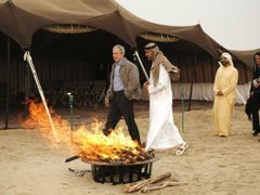 Korunní princ Spojených arabských emirátů pozval Bushe v poušti do repliky tradičního beduínského stanu.