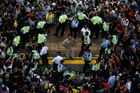 Hongkong stále bouří, zraněno bylo nejméně 18 lidí