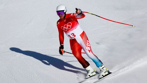 Švýcarský závodník Beat Feuz v cíli olympijského sjezdu mužů.