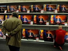  Španělé sledují televizi. Jejich král Juan Carlos abdikuje.