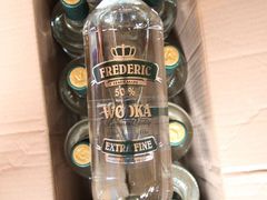 Policie varuje před alkoholem ve skleněné lahvi o obsahu jednoho litru opatřené etiketou "FREDERIC, Trade Mark, 50 % Wodka, EXTRA FINE". Obsah lahví může být vysoce toxický, varuje policie.