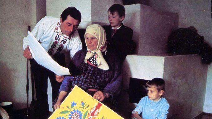 V ivankivském muzeu se nacházela menší část děl umělkyně Marije Prymačenkové (na snímku se svým synem a vnuky, 80. léta).