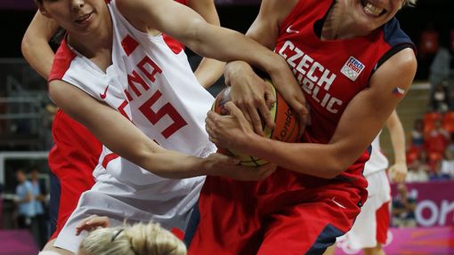 Česká basketbalistka Hana Horáková (vpravo) bojuje o míč s Číňankou Nan Čenovou v turnaji OH 2012 v Londýně.